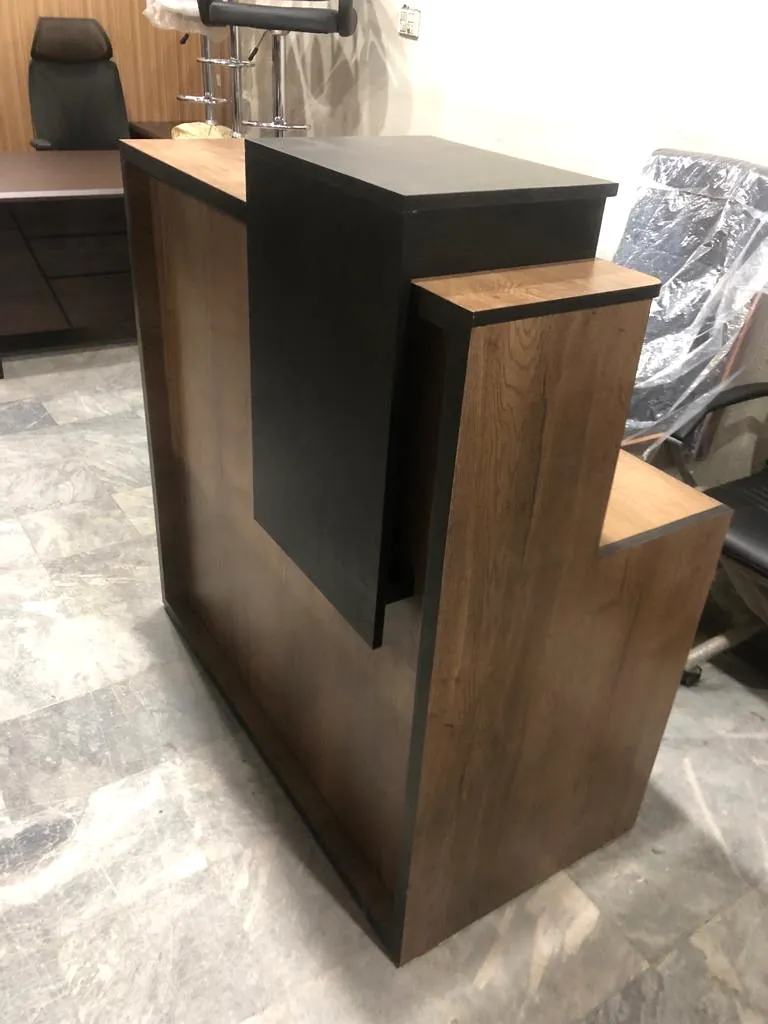 Reception counter in oak and black finish